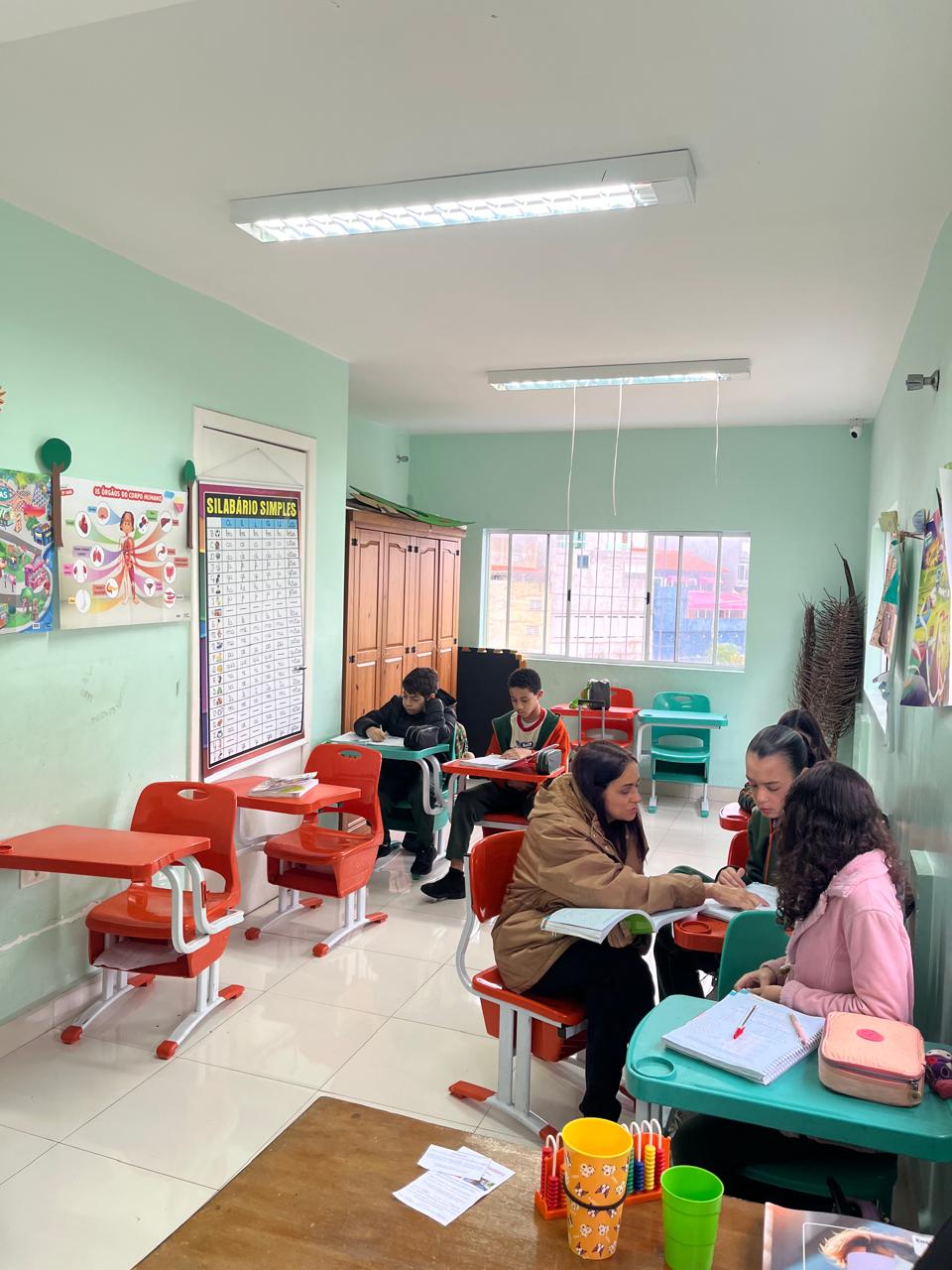 Alunos e educadoras em atividade na sala Cabeça — Pensar